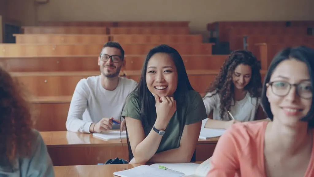 Online courses can include regular quizzes, checkpoints, and assessments to maintain students' sense of accountability